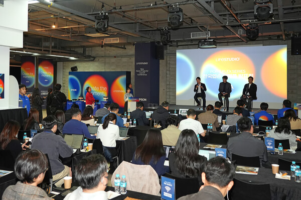 21일 서울 강남구 JBK 컨벤션홀에서 진행된 한국엡손 신제품 발표회에서 Q&A 세션을 진행하고 있다.