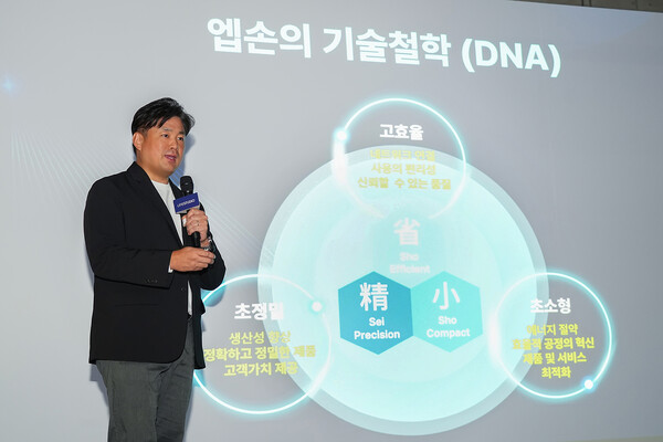 한국엡손 신제품 발표회에서 모로후시 준 한국엡손 대표가 엡손 브랜드 탄생 50주년의 역사와 기술철학에 대해서 발표하고 있다.